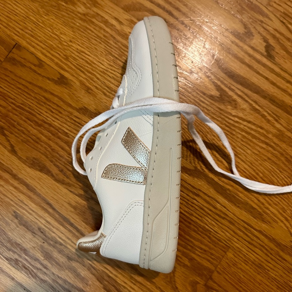 Vejas white sneakers with gold details